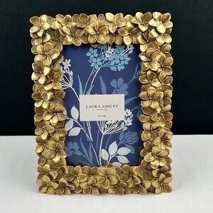 Laura Ashley - ‘Golden Flowers’ picture frame. 4” x 6”. NWT. Firm! Last One!
